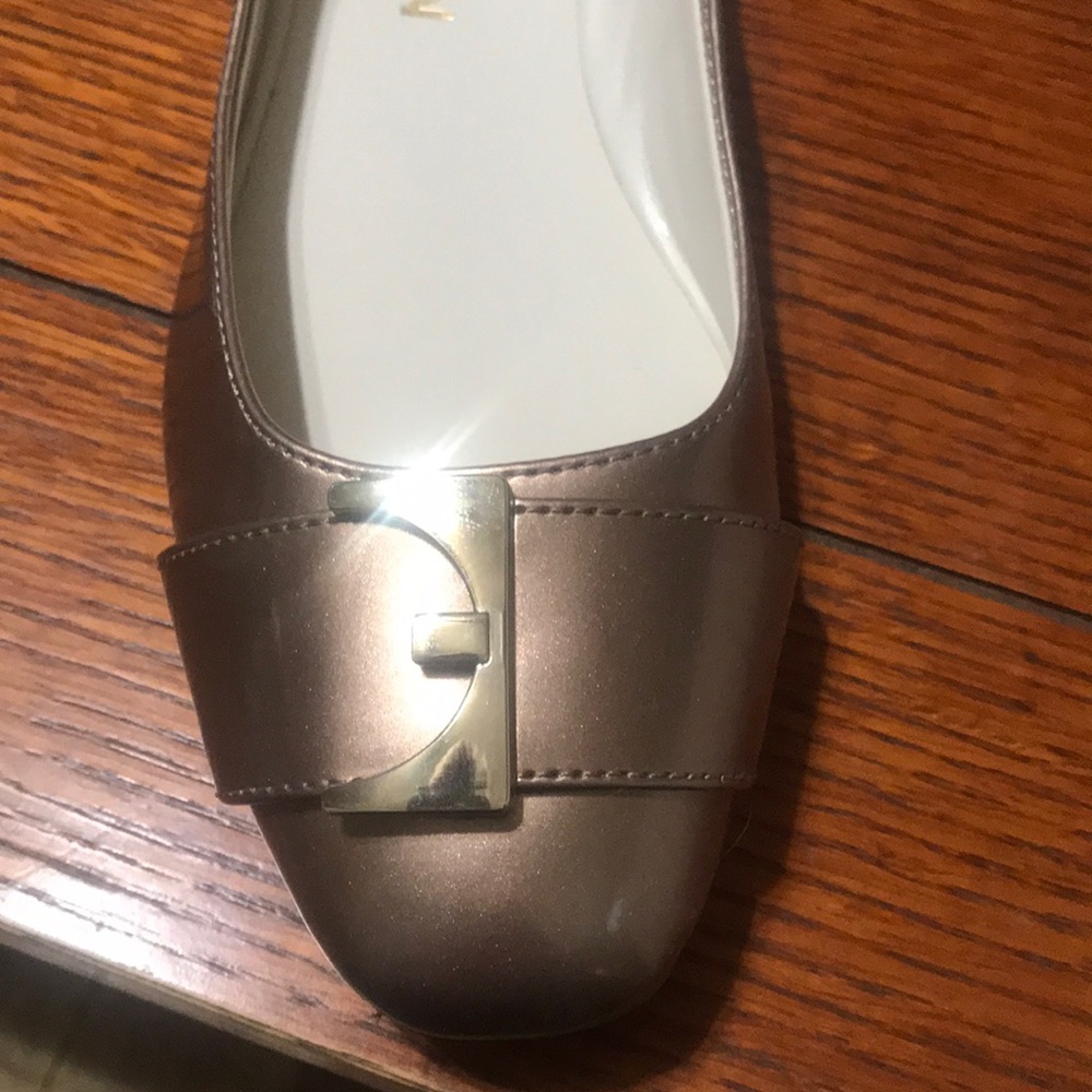 Brand new gold/bronze Anne Klein flat - Picture 4 of 4